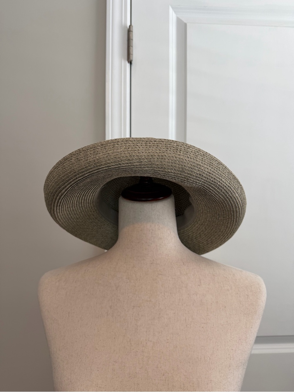 ERIC JAVITS Sun Hat Squishee Straw Packable Travel Wide Brim UPF 50+ Khaki Green - Picture 2 of 9